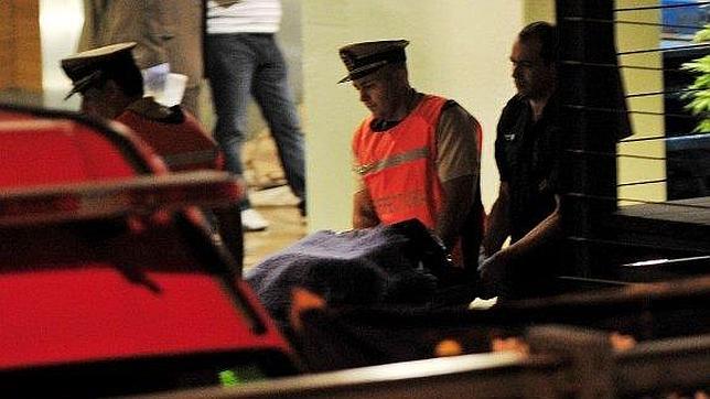 Momento en el que trasladan el cuerpo del fiscal Alberto Nisman