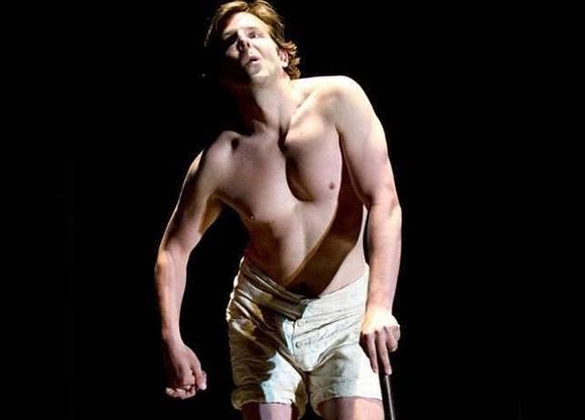 Bradley Cooper, en el papel del Hombre Elefante en Broadway