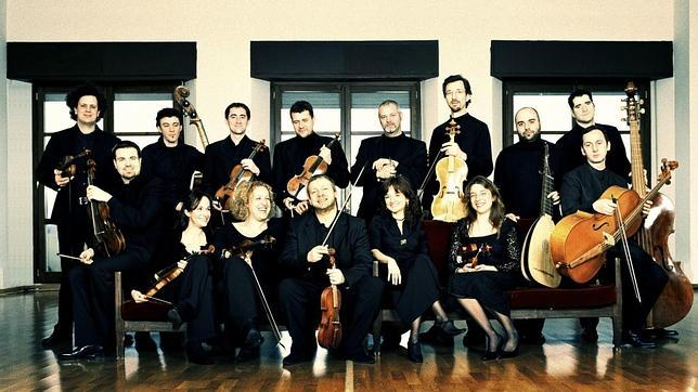 Fabio Biondi (en el centro) y su grupo Europa Galante