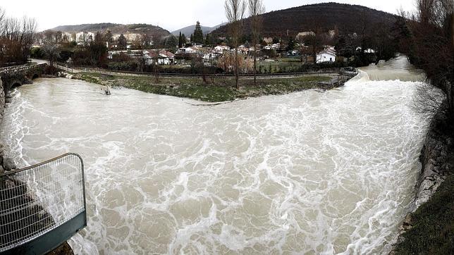 Panorámica del rio Arga en Huarte (Navarra) este mediodia, junto a varias huertas que han sufrido inundaciones tras la crecida ayer por las intensas lluvias.