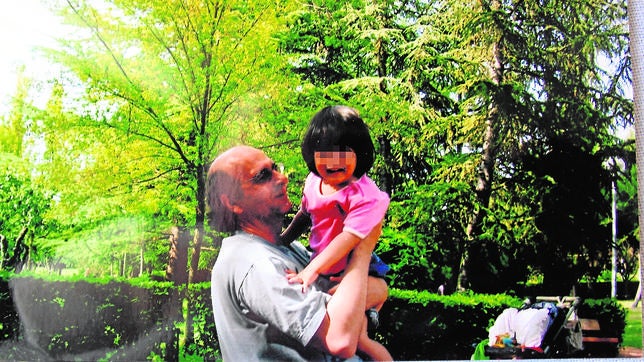 Antonio y su hija Isabel cuando tenía dos años de edad, antes de que su madre se la llevara a Japón