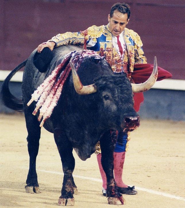 Luis Franscisco Esplá, abrazado al toro tras una faena de emociones