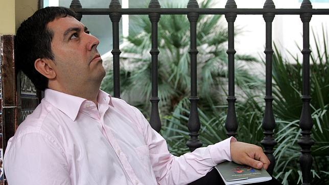 El poeta Antonio M. Figueras, contemplando el Universo, como el astronauta de su nuevo libro, «Ni lugar adonde ir»