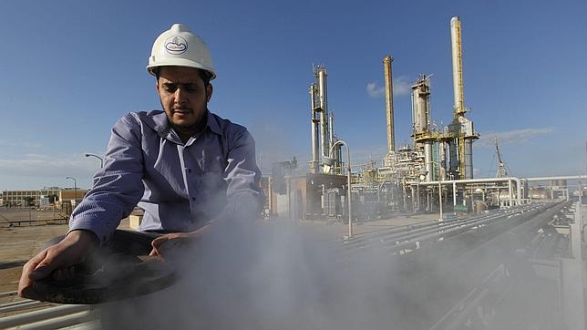 Un trabajador libio, en el complejo petrolífero de Brega en una imagen de 2011