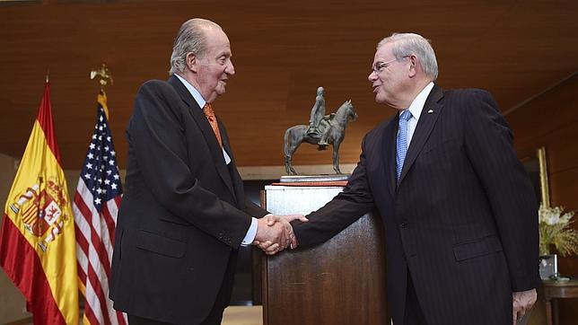 El rey Juan Carlos felicita al senador demócrata de origen cubano, Bob Menéndez tras entregarle el premio «Bernardo de Gálvez»