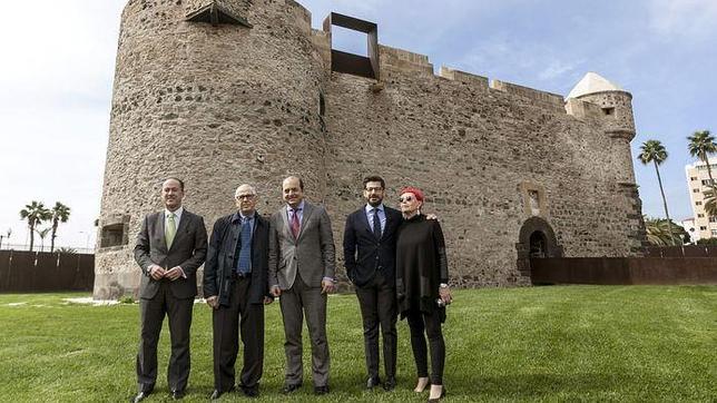 Chirino, junto con el alcalde Cardona y otras autoridades, en el castillo