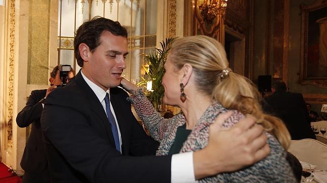 Albert Rivera y Cristina Cifuentes se saludan ayer, tras el Foro ABC
