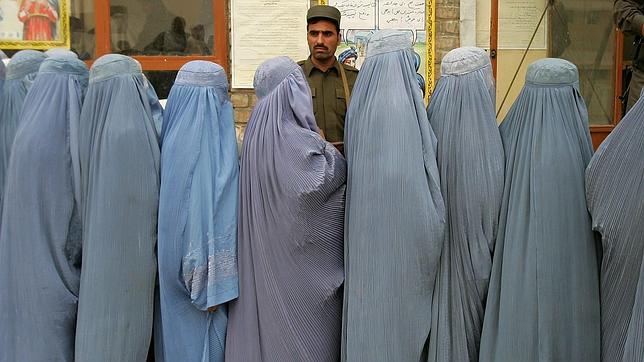 Mujeres afganas hacen cola para acudir a votar