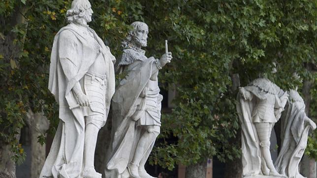 Varias de las estatuas repartidas en la plaza de Oriente.