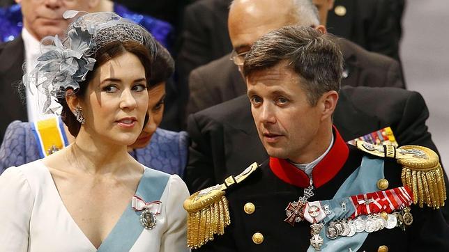 Los príncipes herederos de Dinamarca durante la coronación del Rey Willem-Alexander de Holanda