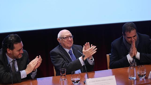 Zugaza y Pérez-Llorca aplauden a un emocionado Finaldi tras su intervención