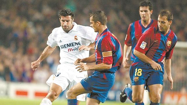 Figo, en un clásico, trata de irse de Motta, Cocu y Gabi