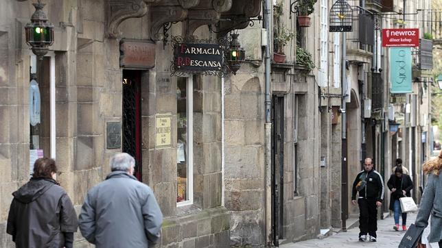 Fachada de la farmacia que tiene la familia de Carolina Bescansa en Santiago