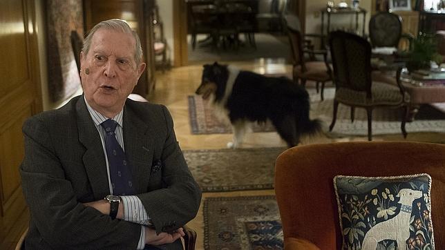 Alfonso Osorio, en su domicilio madrileño junto a su perro Simbad