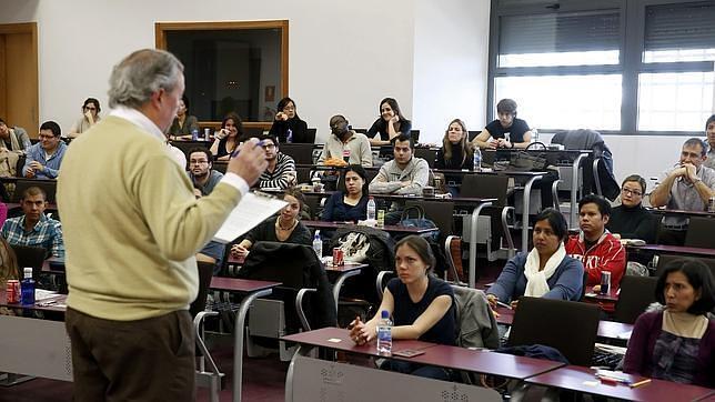 Varios alumnos dan clase en una universidad