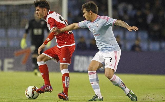 Jozabed controla el balón ante el delantero del Celta de Vigo, Santi Mina