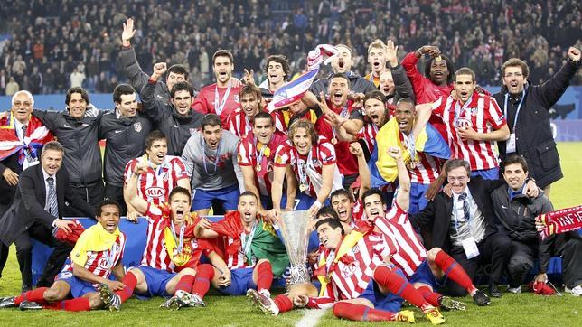 Jugadores y cuerpo técnico celebran la consecución de la Europa League en 2010