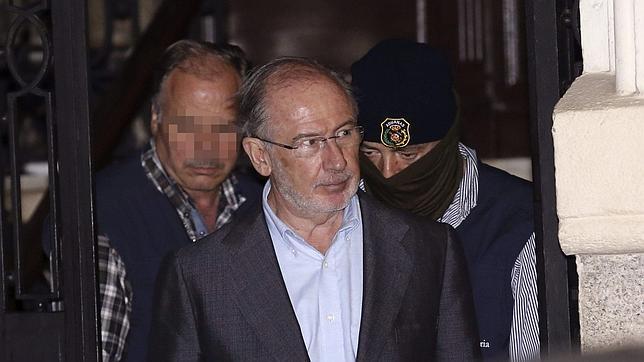 Rodrigo Rato, a la salida de su domicilio tras los registros