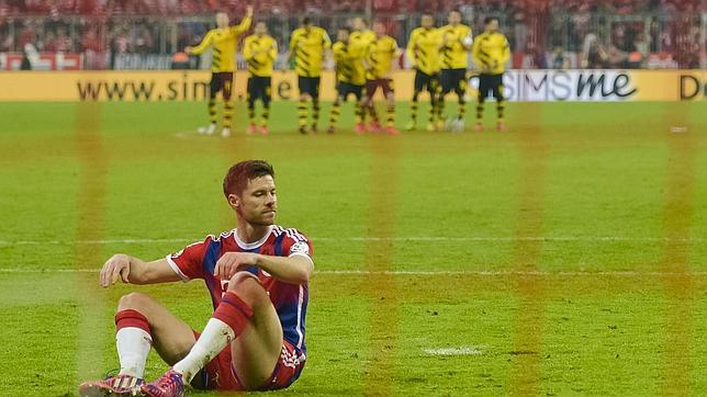 Alonso, por los suelos después de resbalar en su penalti