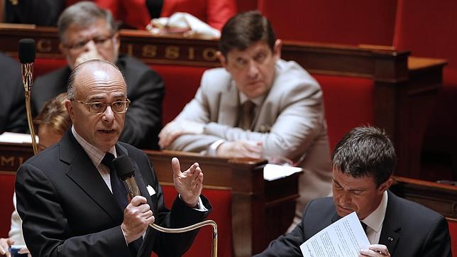 El primer ministro francés, Manuel Valls (d), y el ministro de Interior, Bernard Cazeneuve (i), este martes en la Asamblea Nacional