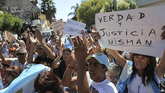 Un grupo de argentinos pide justicia tras la extraña muerte del fiscal Alberto Nisman, en Buenos Aires