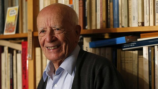 El filósofo Emilio Lledó, premio Princesa de Asturias de Comunicación y Humanidades, fotografiado en su domicilio