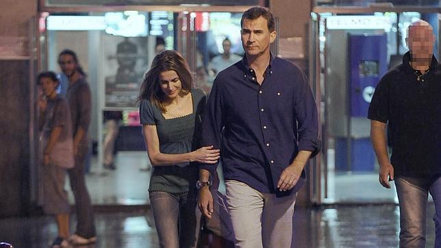 Don Felipe y Doña Letizia en una de sus salidas al cine cuando eran Príncipes de Asturias