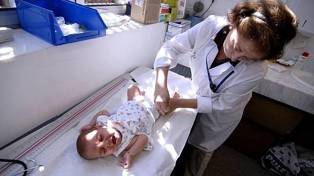 Una pediatra vacuna a un bebé en un centro de salud de Valencia