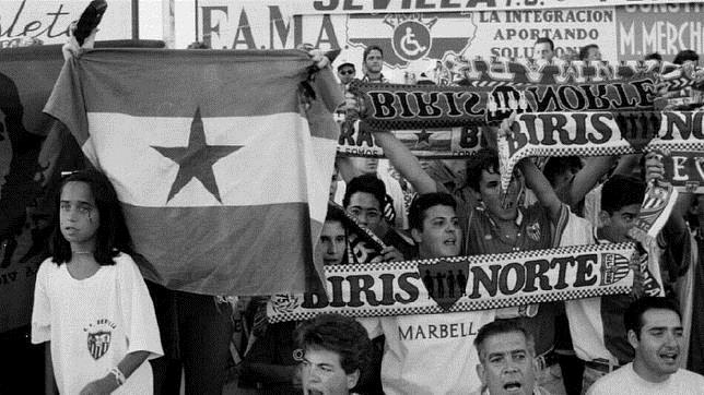 Aficionados sevillistas se manifiestan en contra del descenso de su equipo en agosto de 1995