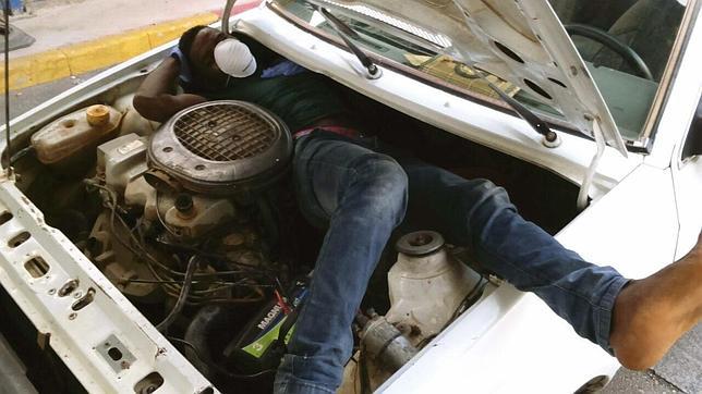 El inmigrante estaba empotrado junto al motor del vehículo
