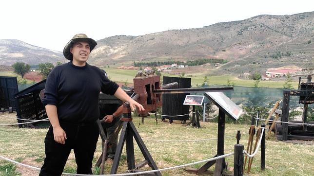 Rubén Sáez Abad posa junto al escorpión romano de su colección, en Albarracín (Teruel)