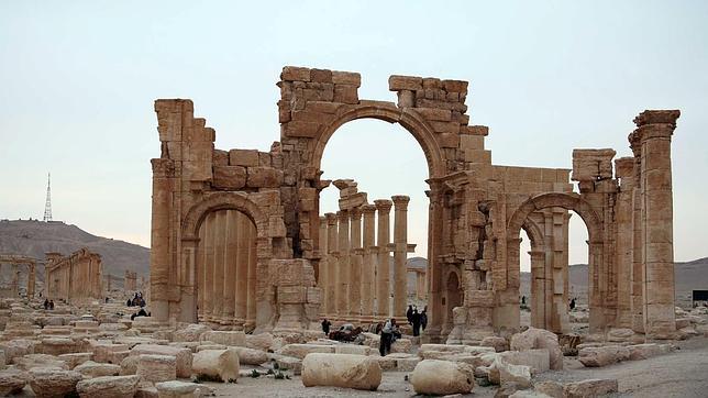 Imágenes de archivo de turistas en las ruinas de Palmira