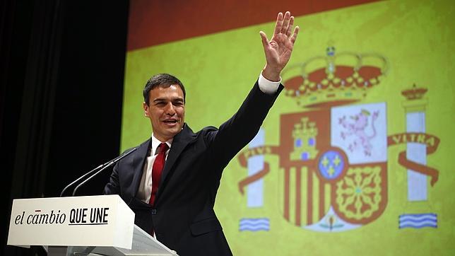 Rajoy y Rivera animan a Sánchez a que el PSOE utilice la bandera «con  normalidad»