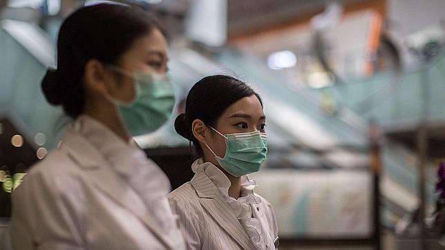 Personal protegido con máscaras en la estación de Kowloon, (Hong Kong), este sábado