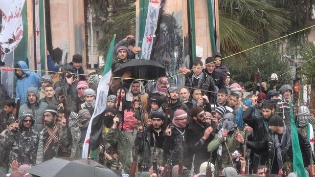 Un rupo de rebeldes sirios protestan contra el presidente Bashar al Assad