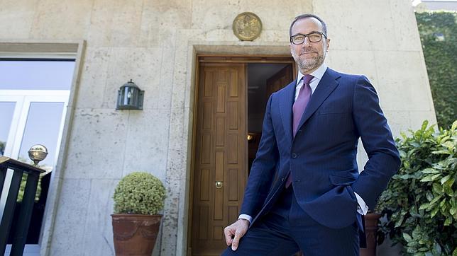 James Costos, ante la residencia de la Embajada de EE.UU. en Madrid