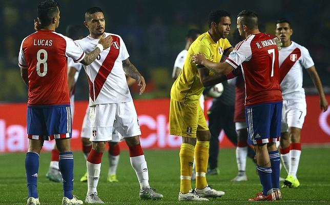Los jugadores de Perú y Paraguay se saludan tras el partido