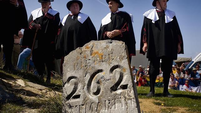 Los representantes galos, ante el punto fronterizo en el que tiene lugar el festivo Tributo de las Tres Vacas