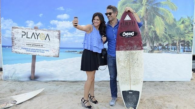 En la imagen, una pareja en el photocall de la playa artificial que han puesto como nivedad en el cine