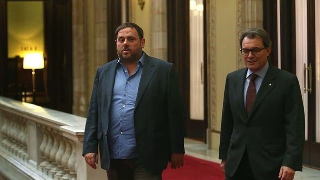 El presidente de la Generalitat, Artur Mas, junto al líder de ERC, Oriol Junqueras