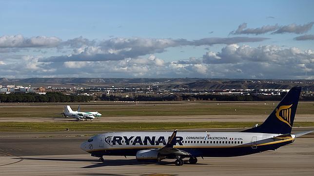 Ryanair prohíbe llevar alcohol a bordo en los vuelos entre Reino Unido e  Ibiza