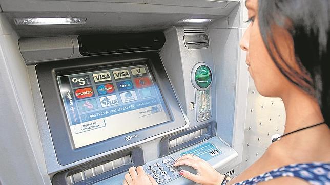 Los españoles llegan a pagar cientos de euros al año en comisiones bancarias