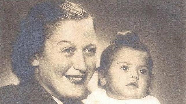 Eva Clarke, en los brazos de su madre