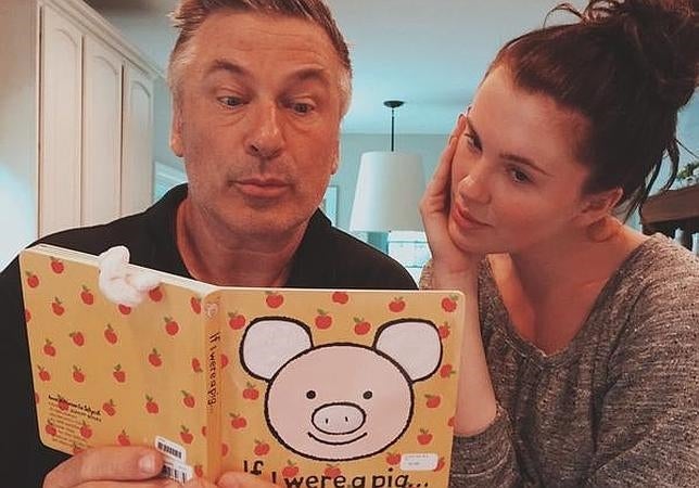Alec y su hija «leyendo» el cuento del cerdito