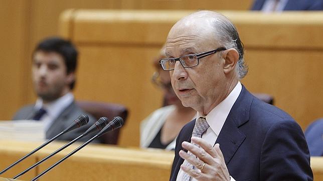 Cristóbal Montoro, durante su intervención en el pleno extraordinario celebrado en el Senado para debatir el proyecto que fija el techo de gasto de los próximos presupuestos generales del Estado