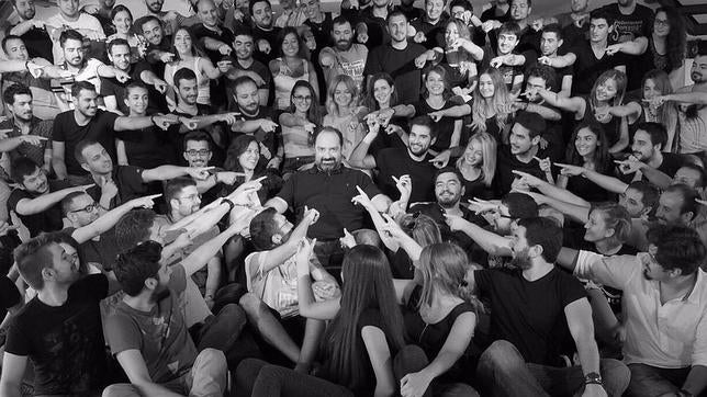 Todos señalan sonrientes al empresario Nevzat Aydin