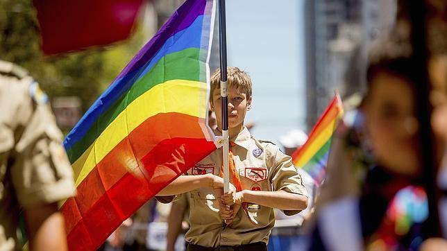 Un boy scout porta una bandera gay durante la marcha del orgullo de San Francisco