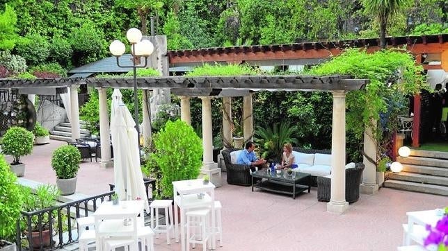 Una pareja toma una copa en el Jardín de Miguel Ángel