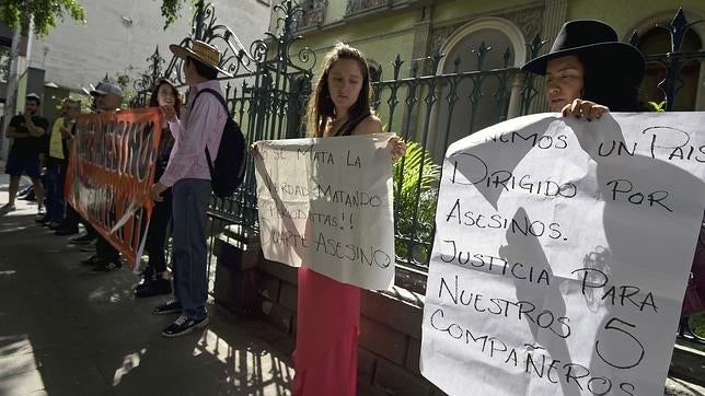 Trabajadores de medios de comunicación mexicanos, pidiendo justicia por sus compañeros