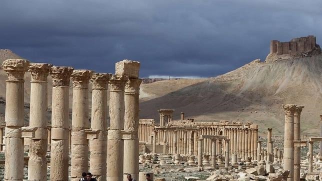 Qaryatain se encuentra cerca de una carretera que comunica la ciudad de Palmira con las montañas de Qalamoun